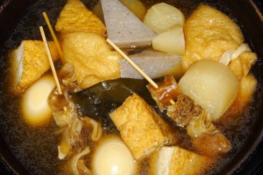 Çeşit çeşit Japon odun malzemesi. Lezzetli bir çorbanın içinde kaynıyor.