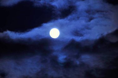 Bulutlu ay, gece gökyüzü
