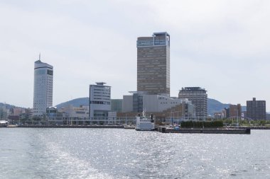 Yansımalar ve keskin kenarlar güneş ışığıyla aydınlanan Japon metropolünün güçlü bir geometrik görüntüsünü oluşturur..