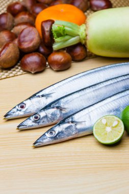 Tahta bir masada limonlu taze balık..