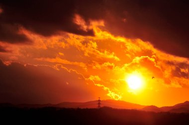 Güzel günbatımı gökyüzü Dağların üzerinde bulutlarla        