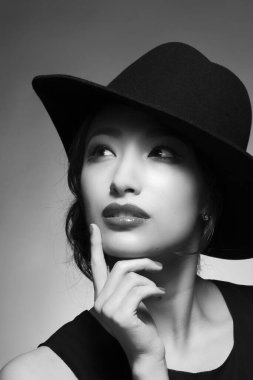Genç Asyalı kadın şapka ile