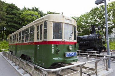 Açık hava tren müzesindeki retoro tren sergilerinin görüntüsü  