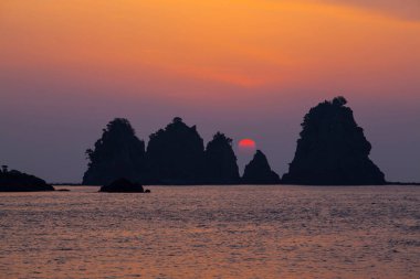 Denizin üzerinde güzel bir gün batımı