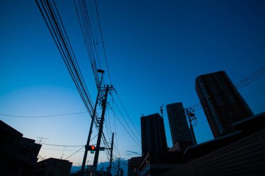 Modern şehirde alçak açılı gökdelenler