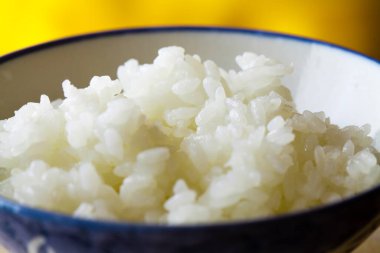 Kâsede taze pişmiş beyaz pirinç.