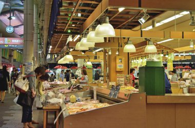 Taze gıda pazarına bakan müşteriler