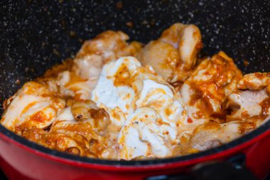 Soslu tavuk eti ve tavada baharat.