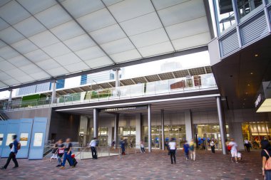 Chuo Ward, Tokyo 'da. Tokyo İstasyonu 'nun Yaesu çıkışındaki insanlar. İstasyonla bütünleşen binaların adı Gran Tokyo