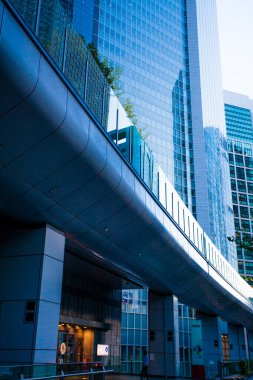 Tokyo, Japonya. Akşamları metro istasyonu olan şehir manzarası 