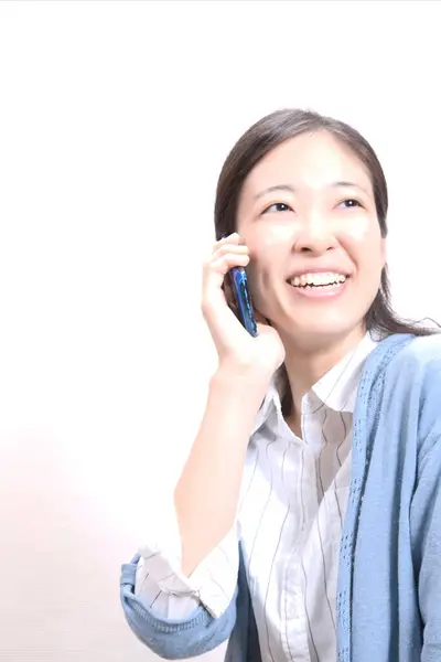 Молодая Азиатка Разговаривает Мобильному Телефону — стоковое фото