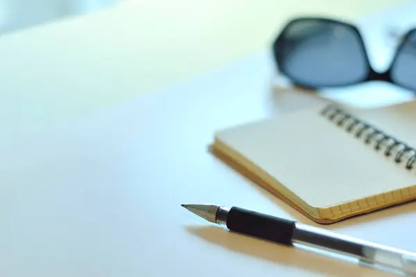 Notebook Caneta Com Óculos Mesa Branca — Fotografia de Stock