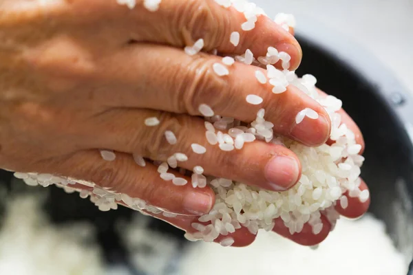 Handen Het Bereiden Van Kleverige Rijst Chinese Keuken — Stockfoto