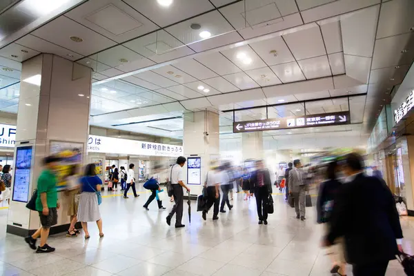 Чуо Уорд Токио Люди Выходе Токио Станции Яэсу Здания Интегрированные — стоковое фото