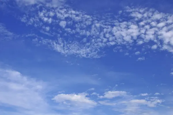 Modrá Obloha Bílými Nadýchanými Mraky — Stock fotografie