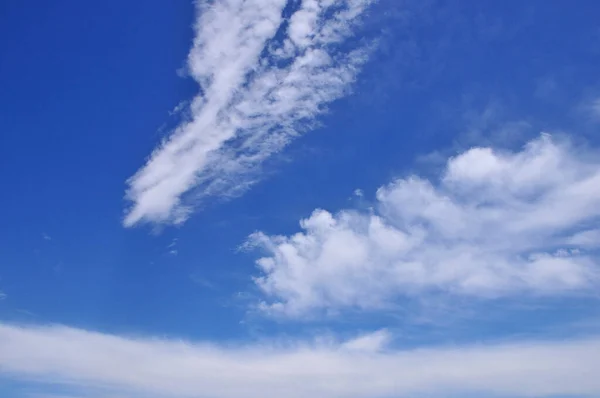Fehér Felhők Kék Nyári Háttér — Stock Fotó