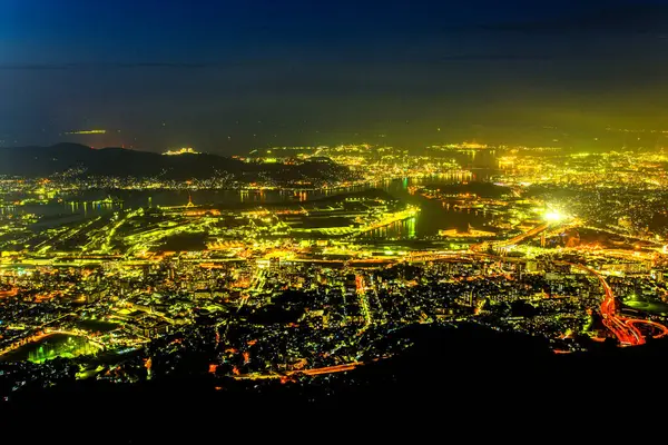 Kitakyushu Şehri, Fukuoka Bölgesi, Japonya Sarakura Dağı 'ndan Gece Manzarası.