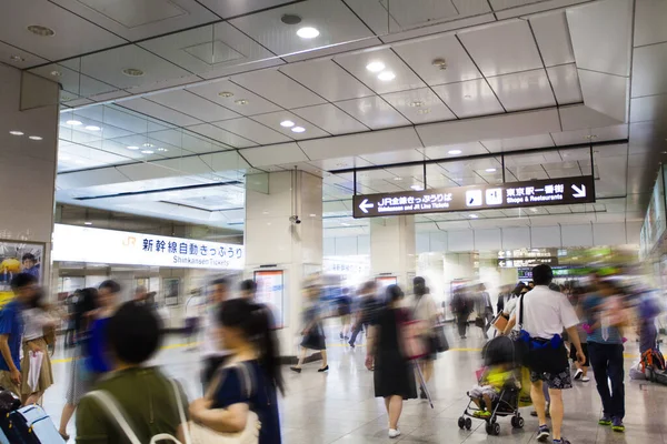 Чуо Уорд Токио Люди Выходе Токио Станции Яэсу Здания Интегрированные — стоковое фото