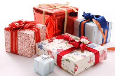 Beyaz arka plan üzerinde izole hediye kutuları kümesi