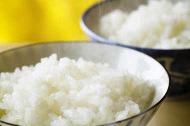 Kâselerde taze pişmiş beyaz pirinç.