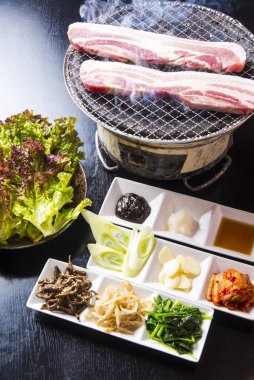 Kore mezelerinin yanında domuz eti dilimleri ızgara.