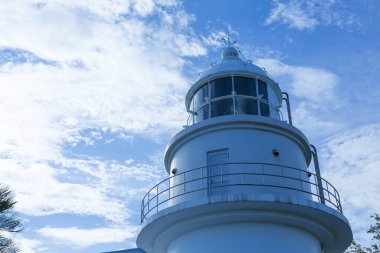 Mavi gökyüzü üzerinde beyaz deniz feneri