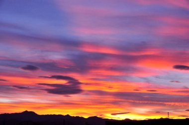 Güzel günbatımı gökyüzü Dağların üzerinde bulutlarla        