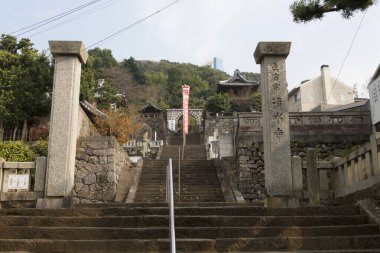 Japonya 'daki antik tapınağa girişin detaylı görüntüsü