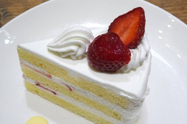 Çilekli kek, çilekli ve kremalı.