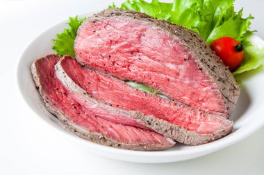 Marul yapraklı ve domatesli ızgara biftek.