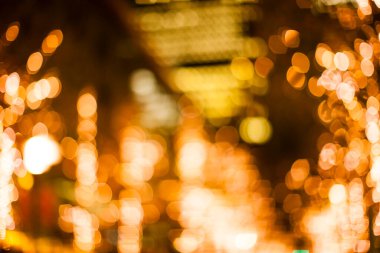 Işıklı ve bulanık odaklı yılbaşı arkaplanı