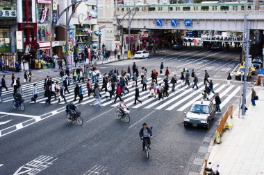 Tokyo, Japonya 'da yayaların karşıdan karşıya geçerken yüksek açılı görüntüsü             