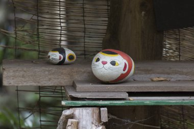 Renkli kedi heykelcikleri dinleniyor