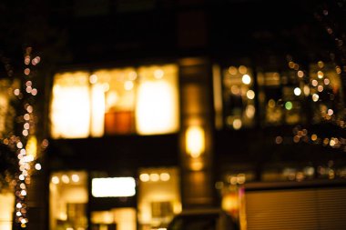 Akşam alışveriş merkezinin arka planı bokeh ışıklarıyla bulanık