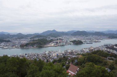 Şehrin dağının tepesinden sabah denizdeki hava manzarası.