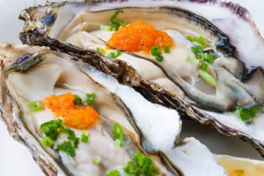 Yeşil soğanlı ve portakal soslu istiridye. 