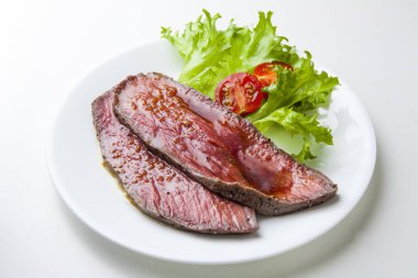 Marul yapraklı ve domatesli ızgara biftek.