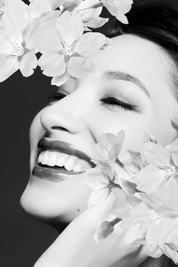 Çiçekli güzel esmer kız. Güzel kadın yüzü.
