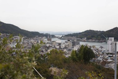 Japonya 'daki sanayi limanının tekne ve binalarıyla manzarası