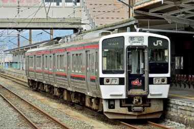 Tren demiryolunda ilerliyor.