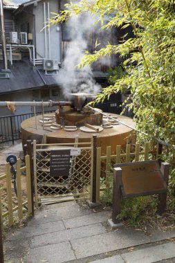 Japonya 'da ahşap kapaklı sıcak kaynak bacası.