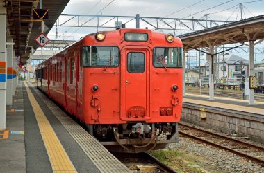 Tren istasyonundaki kırmızı tren.