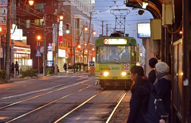 Tramvay şehrin caddesinde ilerliyor..