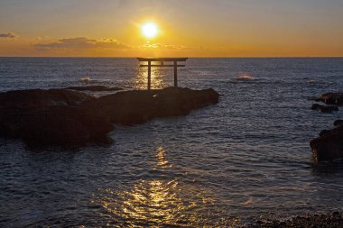Okyanusun üzerinde bir gün batımı