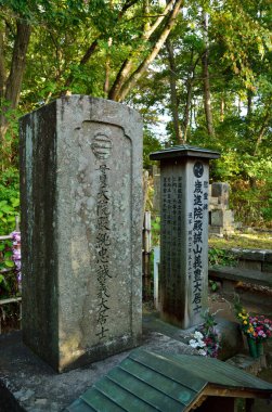 Mezarlıkta taş mezarlar, hafıza ve din kavramı