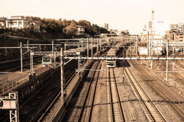 Tren demiryolunda ilerliyor.