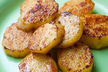 bir tabak kızarmış patates.