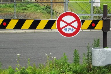 Şehirdeki sokak tabelasının manzarası