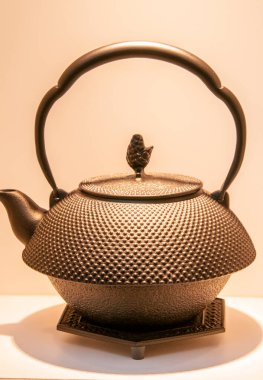 Arka planda geleneksel Asya çaydanlığı, kapat