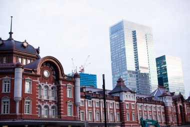 Şehirdeki cam ofis binaları ve evler 